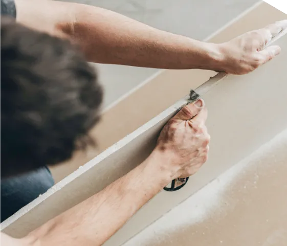 Pose de parquet intérieur avec finitions propres.